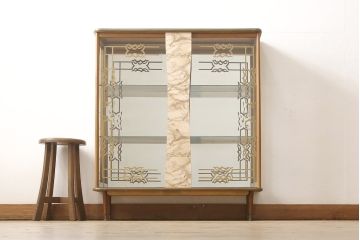 キャビネットの見た目は変えずに綺麗にリペア!修繕箇所は本体と馴染ませ、木部は現状の品物に合わせて着色。(キュリオケース、ガラスケース、ショーケース、陳列棚、飾り棚、イギリス、英国)