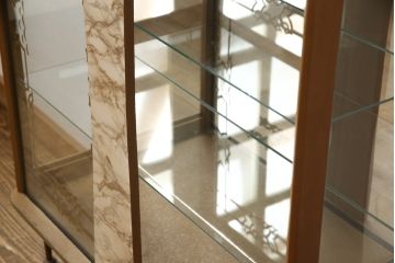 キャビネットの見た目は変えずに綺麗にリペア!修繕箇所は本体と馴染ませ、木部は現状の品物に合わせて着色。(キュリオケース、ガラスケース、ショーケース、陳列棚、飾り棚、イギリス、英国)