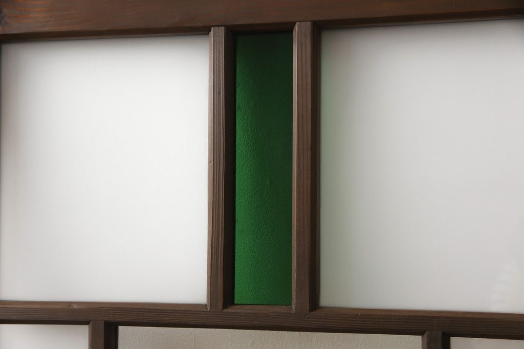 ガラス扉をリペア&カスタム!高さと幅をリサイズし、ガラスは指定箇所にクリアガラス・すりガラス・緑の色ガラスをレイアウト。本体は濃い茶色のワックス仕上げ。(木製ドア、建具)