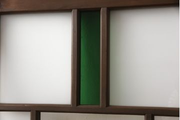 ガラス扉をリペア&カスタム!高さと幅をリサイズし、ガラスは指定箇所にクリアガラス・すりガラス・緑の色ガラスをレイアウト。本体は濃い茶色のワックス仕上げ。(木製ドア、建具)