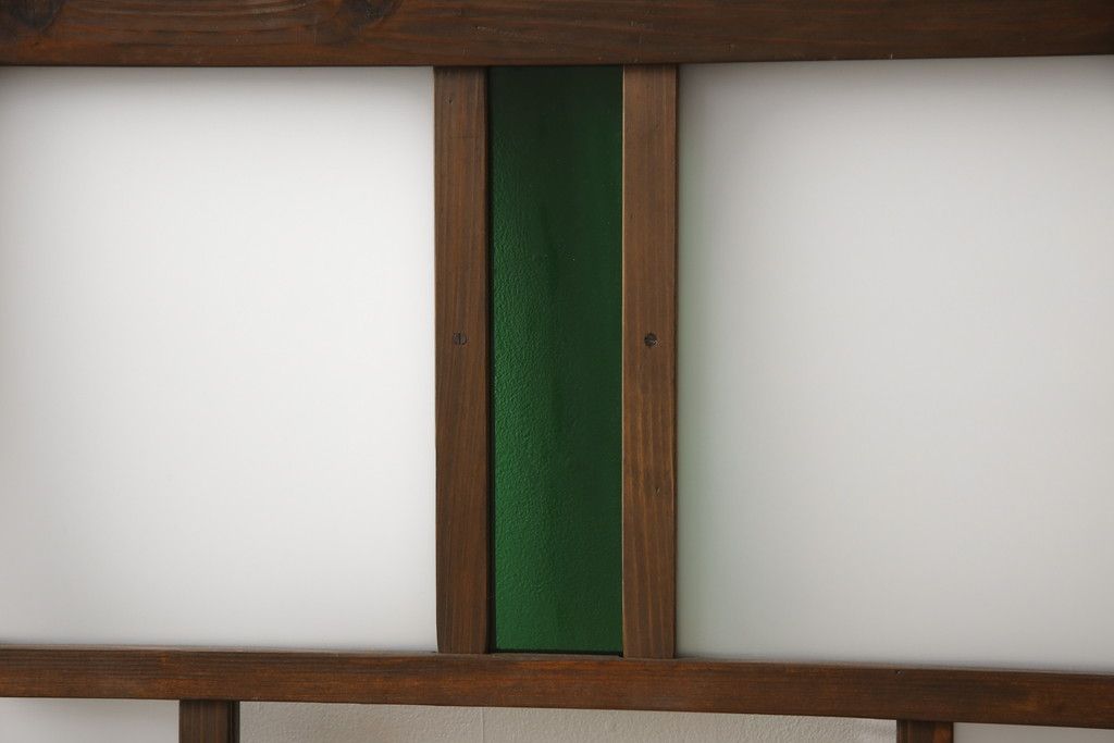 ガラス扉をリペア&カスタム!高さと幅をリサイズし、ガラスは指定箇所にクリアガラス・すりガラス・緑の色ガラスをレイアウト。本体は濃い茶色のワックス仕上げ。(木製ドア、建具)