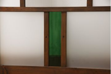 ガラス扉をリペア&カスタム!高さと幅をリサイズし、ガラスは指定箇所にクリアガラス・すりガラス・緑の色ガラスをレイアウト。本体は濃い茶色のワックス仕上げ。(木製ドア、建具)