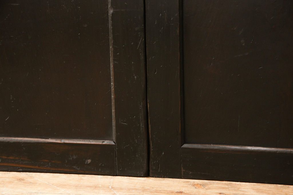 板戸4枚をリペア&カスタム!引手は加工し、1番使いやすい位置に取り付け。本体は現状の色味を活かして着色。(帯戸、引き戸)