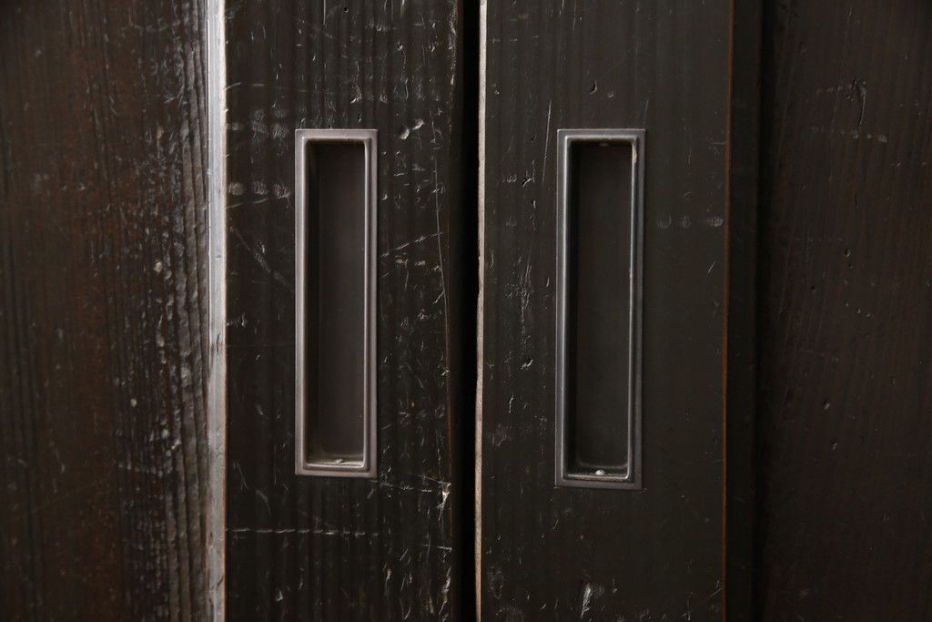 板戸4枚をリペア&カスタム!引手は加工し、1番使いやすい位置に取り付け。本体は現状の色味を活かして着色。(帯戸、引き戸)