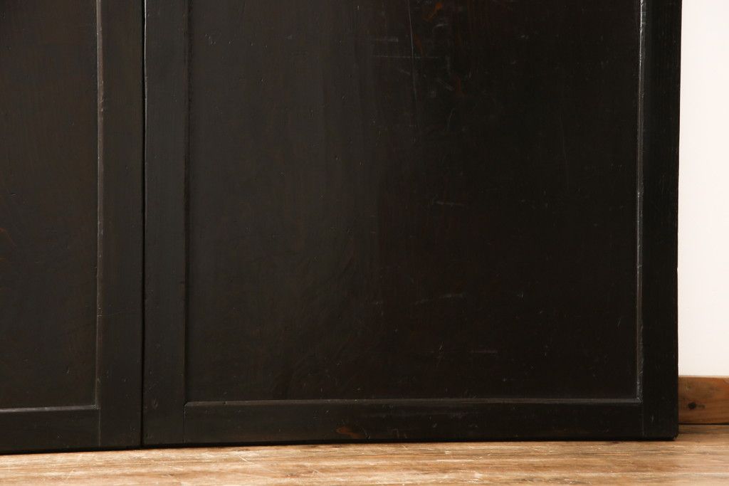 板戸4枚をリペア&カスタム!引手は加工し、1番使いやすい位置に取り付け。本体は現状の色味を活かして着色。(帯戸、引き戸)