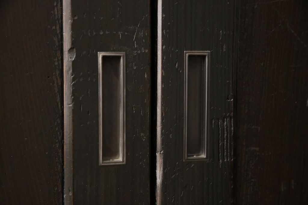 板戸4枚をリペア&カスタム!引手は加工し、1番使いやすい位置に取り付け。本体は現状の色味を活かして着色。(帯戸、引き戸)