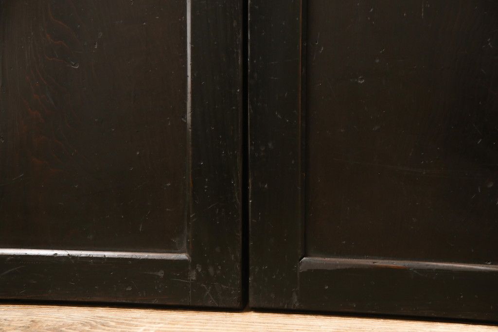 板戸4枚をリペア&カスタム!引手は加工し、1番使いやすい位置に取り付け。本体は現状の色味を活かして着色。(帯戸、引き戸)