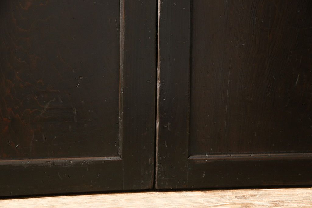 板戸4枚をリペア&カスタム!引手は加工し、1番使いやすい位置に取り付け。本体は現状の色味を活かして着色。(帯戸、引き戸)