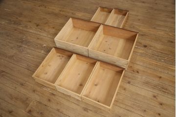 関東水屋箪笥をリペア&カスタム!上段に棚板を製作し、下段は可動棚仕様で、倹飩扉は片開き扉に加工。最上段の引き戸はゆらゆらガラス、上段引き戸と片開き戸はモールガラスへ交換。本体は現状をベースにして1トーン程落ち着いた色味に着色。(重ね箪笥、収納棚、食器棚、戸棚、キャビネット)