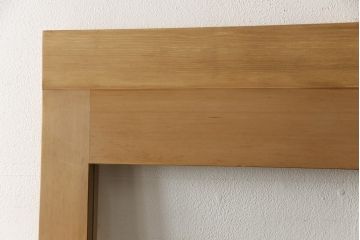 ガラス戸をリペア&カスタム!高さと幅をリサイズし、表の引き手そのままに、裏は似たものを取り付け。本体は現状の色味や雰囲気を残しつつクリアワックスにて仕上げ。(引き戸、玄関戸)