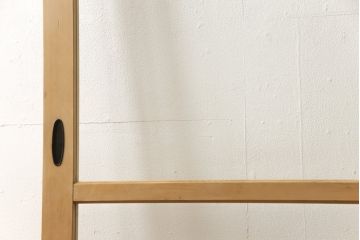 ガラス戸をリペア&カスタム!高さと幅をリサイズし、表の引き手そのままに、裏は似たものを取り付け。本体は現状の色味や雰囲気を残しつつクリアワックスにて仕上げ。(引き戸、玄関戸)