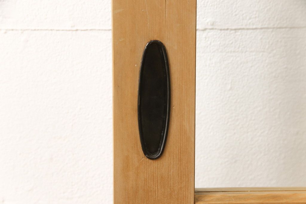 ガラス戸をリペア&カスタム!高さと幅をリサイズし、表の引き手そのままに、裏は似たものを取り付け。本体は現状の色味や雰囲気を残しつつクリアワックスにて仕上げ。(引き戸、玄関戸)