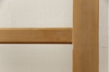 ガラス戸をリペア&カスタム!高さと幅をリサイズし、表の引き手そのままに、裏は似たものを取り付け。本体は現状の色味や雰囲気を残しつつクリアワックスにて仕上げ。(引き戸、玄関戸)