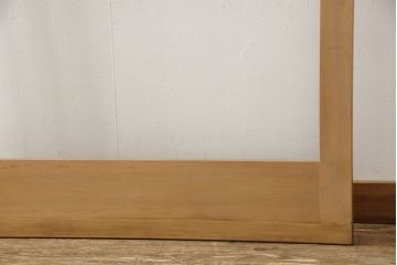 ガラス戸をリペア&カスタム!高さと幅をリサイズし、表の引き手そのままに、裏は似たものを取り付け。本体は現状の色味や雰囲気を残しつつクリアワックスにて仕上げ。(引き戸、玄関戸)