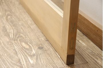 ガラス戸をリペア&カスタム!高さと幅をリサイズし、表の引き手そのままに、裏は似たものを取り付け。本体は現状の色味や雰囲気を残しつつクリアワックスにて仕上げ。(引き戸、玄関戸)