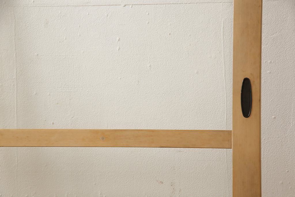 ガラス戸をリペア&カスタム!高さと幅をリサイズし、表の引き手そのままに、裏は似たものを取り付け。本体は現状の色味や雰囲気を残しつつクリアワックスにて仕上げ。(引き戸、玄関戸)