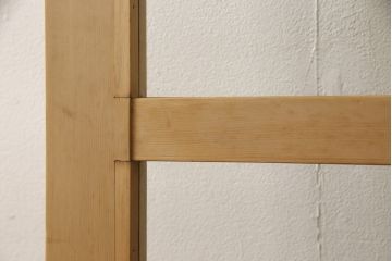 ガラス戸をリペア&カスタム!高さと幅をリサイズし、表の引き手そのままに、裏は似たものを取り付け。本体は現状の色味や雰囲気を残しつつクリアワックスにて仕上げ。(引き戸、玄関戸)