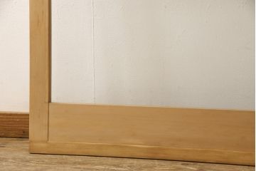 ガラス戸をリペア&カスタム!高さと幅をリサイズし、表の引き手そのままに、裏は似たものを取り付け。本体は現状の色味や雰囲気を残しつつクリアワックスにて仕上げ。(引き戸、玄関戸)