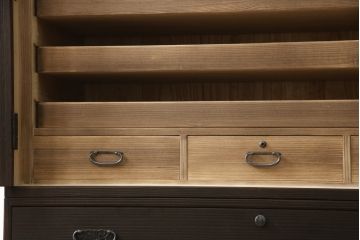 加茂総桐箪笥をリペア&カスタム!引出しを調整し、現状稼働しない鍵を使用できるようリペア。背板の割れは埋木処理。本体は当店商品を参考に着色仕上げ。(並厚、四方丸、総桐たんす、衣装箪笥、着物箪笥、和タンス)