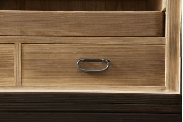 加茂総桐箪笥をリペア&カスタム!引出しを調整し、現状稼働しない鍵を使用できるようリペア。背板の割れは埋木処理。本体は当店商品を参考に着色仕上げ。(並厚、四方丸、総桐たんす、衣装箪笥、着物箪笥、和タンス)