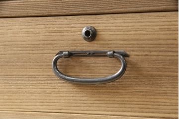 加茂総桐箪笥をリペア&カスタム!引出しを調整し、現状稼働しない鍵を使用できるようリペア。背板の割れは埋木処理。本体は当店商品を参考に着色仕上げ。(並厚、四方丸、総桐たんす、衣装箪笥、着物箪笥、和タンス)