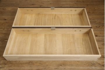 加茂総桐箪笥をリペア&カスタム!引出しを調整し、現状稼働しない鍵を使用できるようリペア。背板の割れは埋木処理。本体は当店商品を参考に着色仕上げ。(並厚、四方丸、総桐たんす、衣装箪笥、着物箪笥、和タンス)