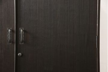 加茂総桐箪笥をリペア&カスタム!引出しを調整し、現状稼働しない鍵を使用できるようリペア。背板の割れは埋木処理。本体は当店商品を参考に着色仕上げ。(並厚、四方丸、総桐たんす、衣装箪笥、着物箪笥、和タンス)