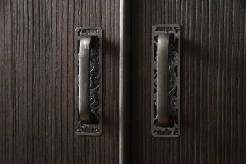 加茂総桐箪笥をリペア&カスタム!引出しを調整し、現状稼働しない鍵を使用できるようリペア。背板の割れは埋木処理。本体は当店商品を参考に着色仕上げ。(並厚、四方丸、総桐たんす、衣装箪笥、着物箪笥、和タンス)