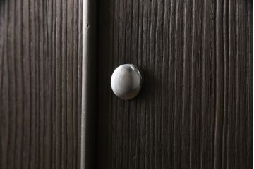 加茂総桐箪笥をリペア&カスタム!引出しを調整し、現状稼働しない鍵を使用できるようリペア。背板の割れは埋木処理。本体は当店商品を参考に着色仕上げ。(並厚、四方丸、総桐たんす、衣装箪笥、着物箪笥、和タンス)