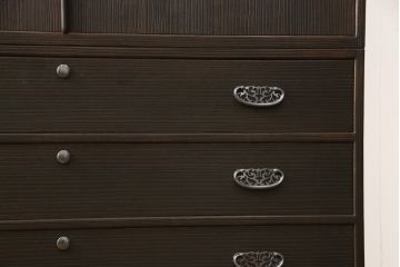 加茂総桐箪笥をリペア&カスタム!引出しを調整し、現状稼働しない鍵を使用できるようリペア。背板の割れは埋木処理。本体は当店商品を参考に着色仕上げ。(並厚、四方丸、総桐たんす、衣装箪笥、着物箪笥、和タンス)