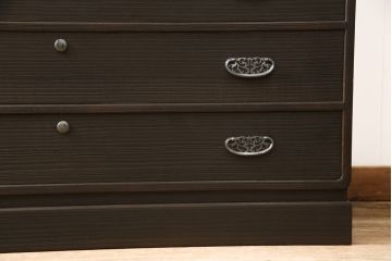 加茂総桐箪笥をリペア&カスタム!引出しを調整し、現状稼働しない鍵を使用できるようリペア。背板の割れは埋木処理。本体は当店商品を参考に着色仕上げ。(並厚、四方丸、総桐たんす、衣装箪笥、着物箪笥、和タンス)