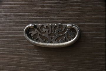 加茂総桐箪笥をリペア&カスタム!引出しを調整し、現状稼働しない鍵を使用できるようリペア。背板の割れは埋木処理。本体は当店商品を参考に着色仕上げ。(並厚、四方丸、総桐たんす、衣装箪笥、着物箪笥、和タンス)