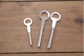 加茂総桐箪笥をリペア&カスタム!引出しを調整し、現状稼働しない鍵を使用できるようリペア。背板の割れは埋木処理。本体は当店商品を参考に着色仕上げ。(並厚、四方丸、総桐たんす、衣装箪笥、着物箪笥、和タンス)