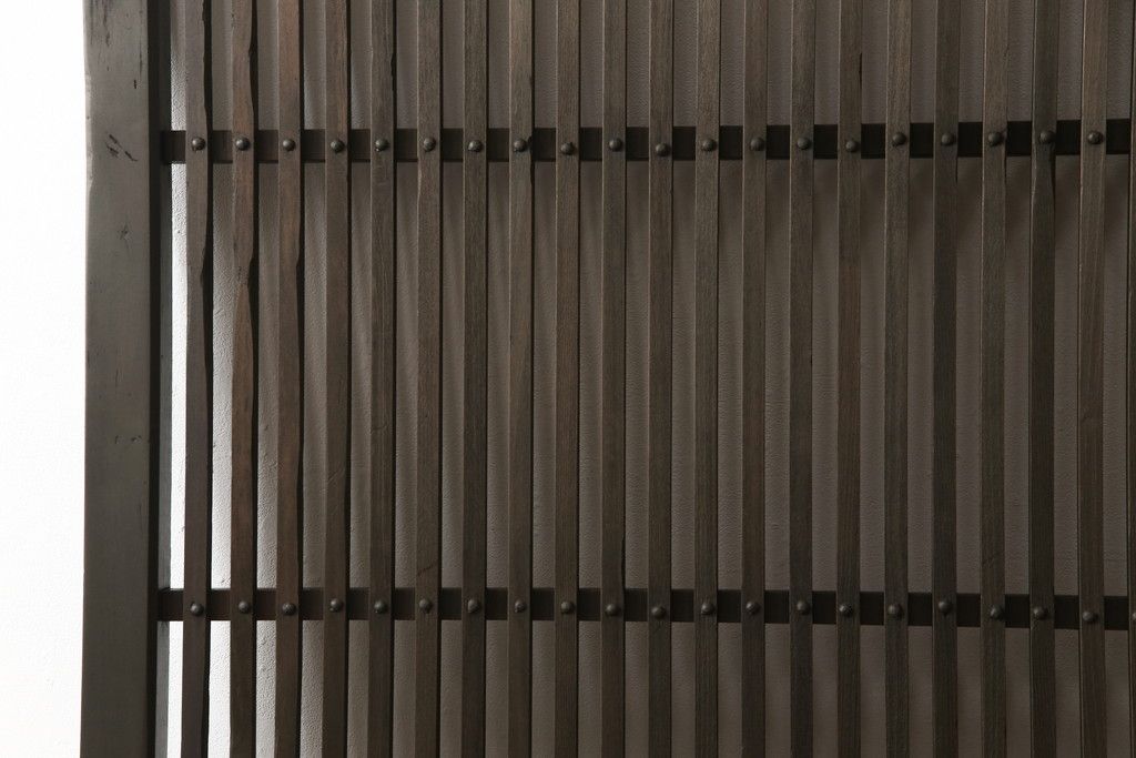 蔵戸をリペア&カスタム!高さをリサイズし、戸首造作。鎌錠・戸車を取り付け、色味は当店商品を参考に着色。(引き戸、玄関戸、格子戸)