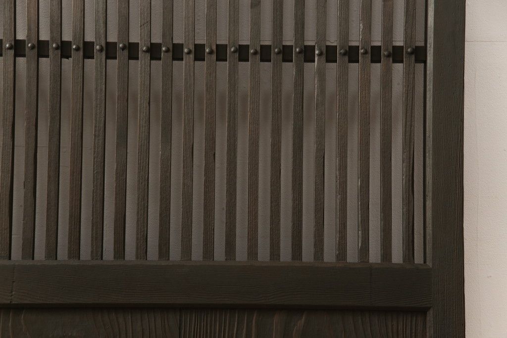 蔵戸をリペア&カスタム!高さをリサイズし、戸首造作。鎌錠・戸車を取り付け、色味は当店商品を参考に着色。(引き戸、玄関戸、格子戸)