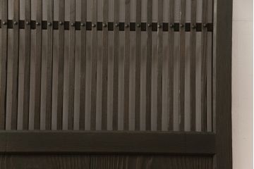 蔵戸をリペア&カスタム!高さをリサイズし、戸首造作。鎌錠・戸車を取り付け、色味は当店商品を参考に着色。(引き戸、玄関戸、格子戸)