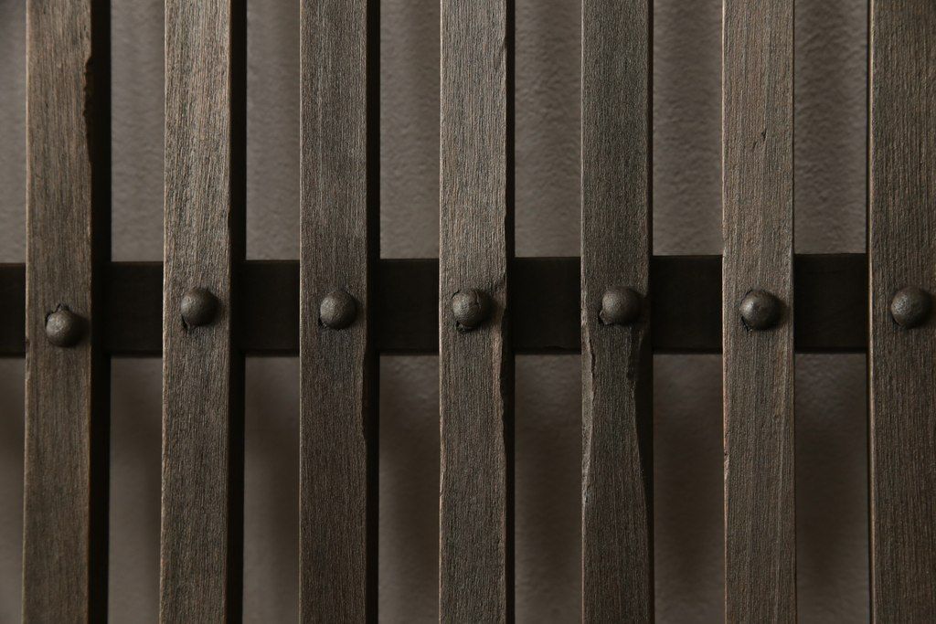 蔵戸をリペア&カスタム!高さをリサイズし、戸首造作。鎌錠・戸車を取り付け、色味は当店商品を参考に着色。(引き戸、玄関戸、格子戸)