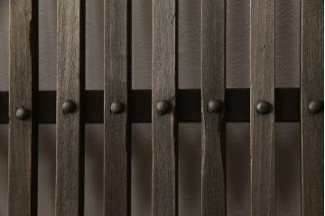 蔵戸をリペア&カスタム!高さをリサイズし、戸首造作。鎌錠・戸車を取り付け、色味は当店商品を参考に着色。(引き戸、玄関戸、格子戸)