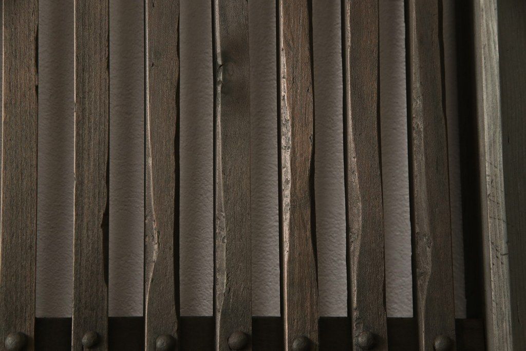 蔵戸をリペア&カスタム!高さをリサイズし、戸首造作。鎌錠・戸車を取り付け、色味は当店商品を参考に着色。(引き戸、玄関戸、格子戸)