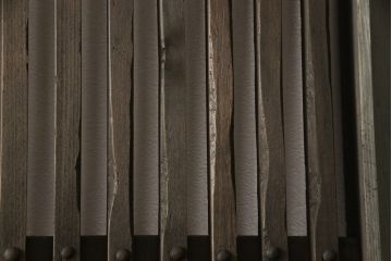 蔵戸をリペア&カスタム!高さをリサイズし、戸首造作。鎌錠・戸車を取り付け、色味は当店商品を参考に着色。(引き戸、玄関戸、格子戸)