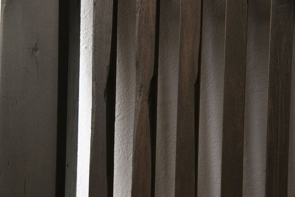 蔵戸をリペア&カスタム!高さをリサイズし、戸首造作。鎌錠・戸車を取り付け、色味は当店商品を参考に着色。(引き戸、玄関戸、格子戸)