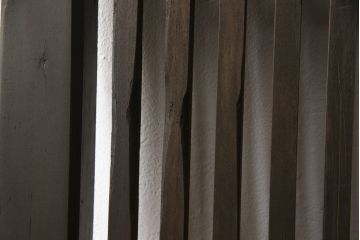 蔵戸をリペア&カスタム!高さをリサイズし、戸首造作。鎌錠・戸車を取り付け、色味は当店商品を参考に着色。(引き戸、玄関戸、格子戸)