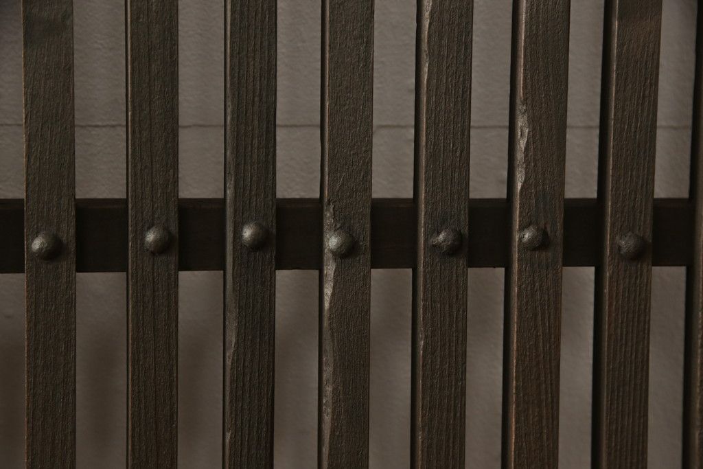 蔵戸をリペア&カスタム!高さをリサイズし、戸首造作。鎌錠・戸車を取り付け、色味は当店商品を参考に着色。(引き戸、玄関戸、格子戸)