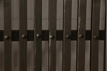 蔵戸をリペア&カスタム!高さをリサイズし、戸首造作。鎌錠・戸車を取り付け、色味は当店商品を参考に着色。(引き戸、玄関戸、格子戸)