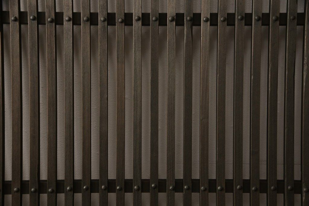 蔵戸をリペア&カスタム!高さをリサイズし、戸首造作。鎌錠・戸車を取り付け、色味は当店商品を参考に着色。(引き戸、玄関戸、格子戸)