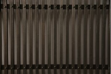 蔵戸をリペア&カスタム!高さをリサイズし、戸首造作。鎌錠・戸車を取り付け、色味は当店商品を参考に着色。(引き戸、玄関戸、格子戸)