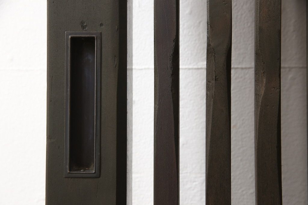 蔵戸をリペア&カスタム!高さをリサイズし、戸首造作。鎌錠・戸車を取り付け、色味は当店商品を参考に着色。(引き戸、玄関戸、格子戸)