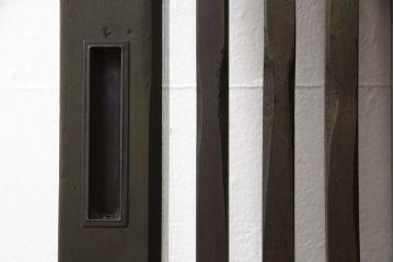 蔵戸をリペア&カスタム!高さをリサイズし、戸首造作。鎌錠・戸車を取り付け、色味は当店商品を参考に着色。(引き戸、玄関戸、格子戸)