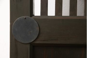 蔵戸をリペア&カスタム!高さをリサイズし、戸首造作。鎌錠・戸車を取り付け、色味は当店商品を参考に着色。(引き戸、玄関戸、格子戸)