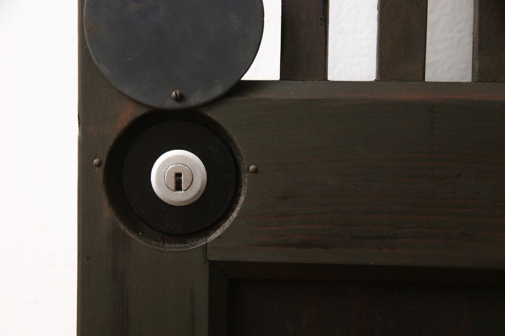 蔵戸をリペア&カスタム!高さをリサイズし、戸首造作。鎌錠・戸車を取り付け、色味は当店商品を参考に着色。(引き戸、玄関戸、格子戸)